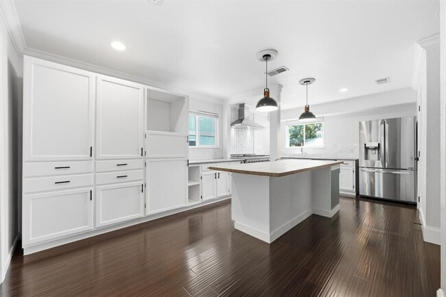 Building Photo - 8404 Hornet Dr