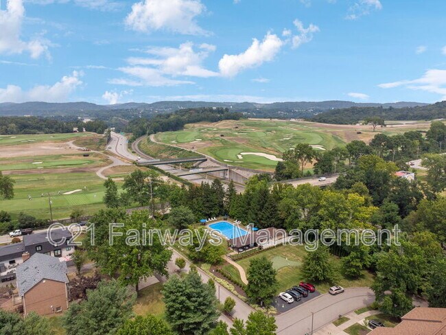 Building Photo - 804 Fairways Dr