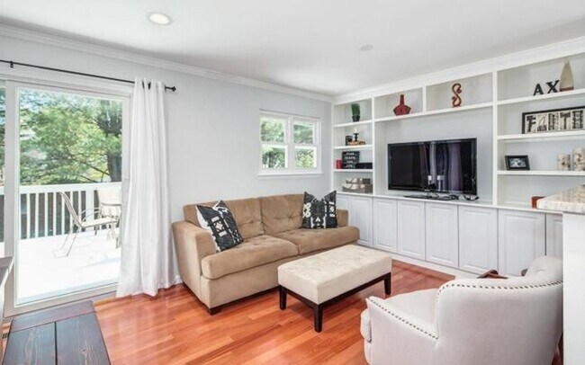 Building Photo - Splendid Split Foyer Home on Cul-de-Sac in...