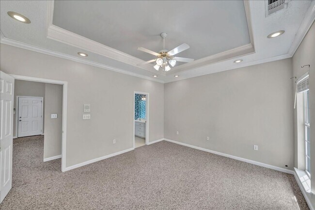 Building Photo - Country Club Living