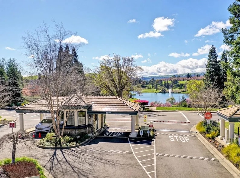 Building Photo - 230 Lakeridge Way