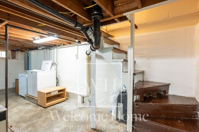 Building Photo - Vintage Home with Room to Entertain