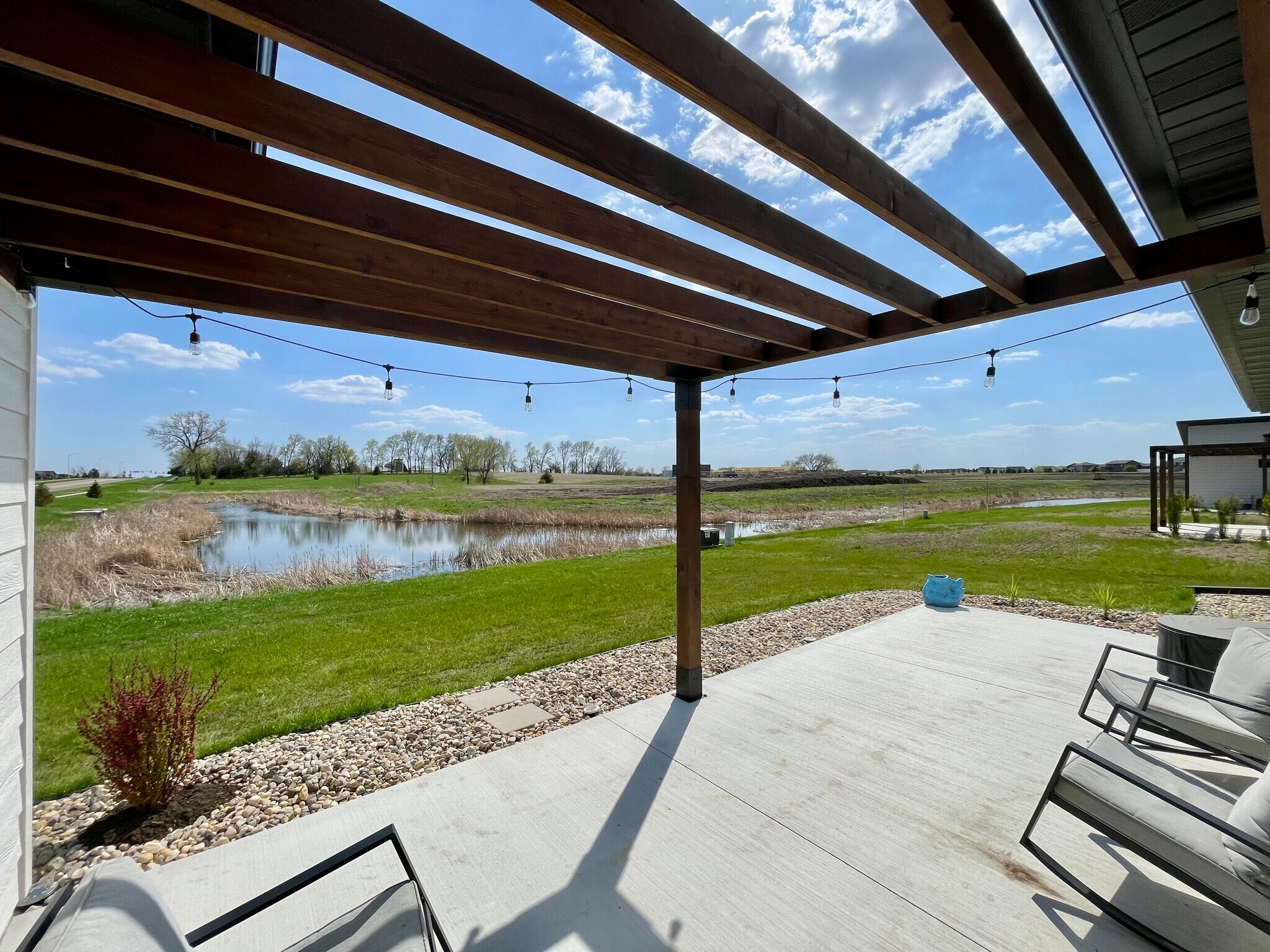 Building Photo - 328 E Blue Bell Dr