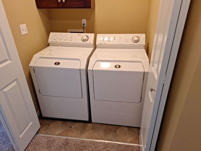 Building Photo - Central Valley Area - 2 Story Home (3Bed, 2.5 Bath)