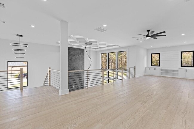Building Photo - 555 Versailles Dr