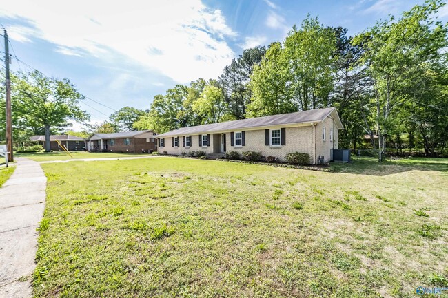 Building Photo - 2107 Edinburgh Dr SW