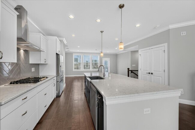 Building Photo - 8013 Central Park Dr
