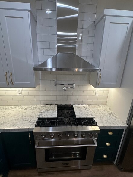 36” Stove w/ range hood - 9646 Caminito de Maria