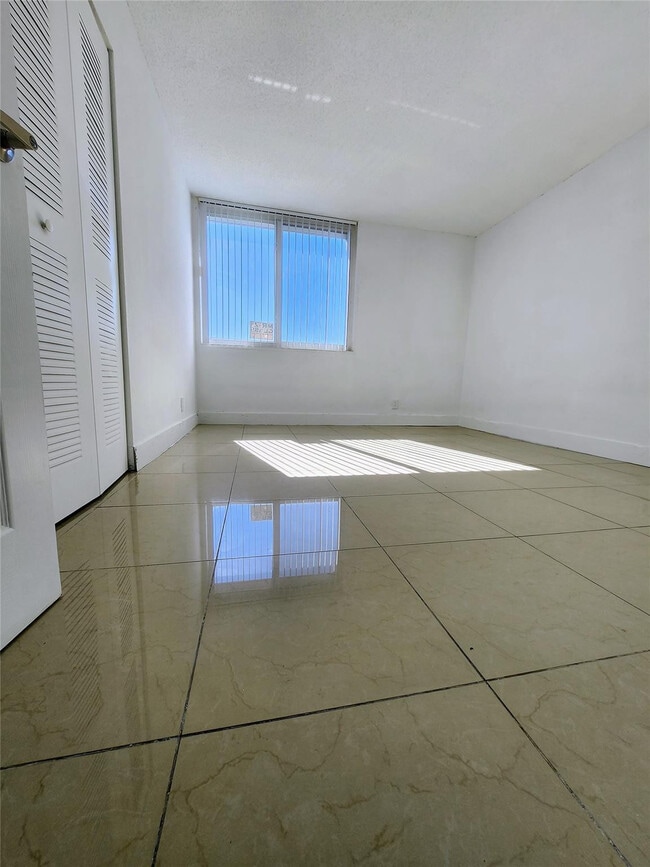 Building Photo - 9001 SW 77th Ave