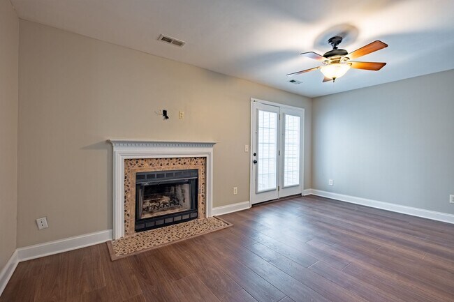 Building Photo - Private 2BR Townhome with Two En-Suite Bathrooms