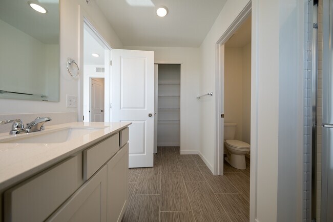 Building Photo - 10429 Ithaca Ln N