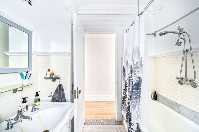 Building Photo - Beautiful 3 Bedroom/2 Bathroom SECOND Floor Apartment in East Duluth Mansion - AVAILABLE JUNE!