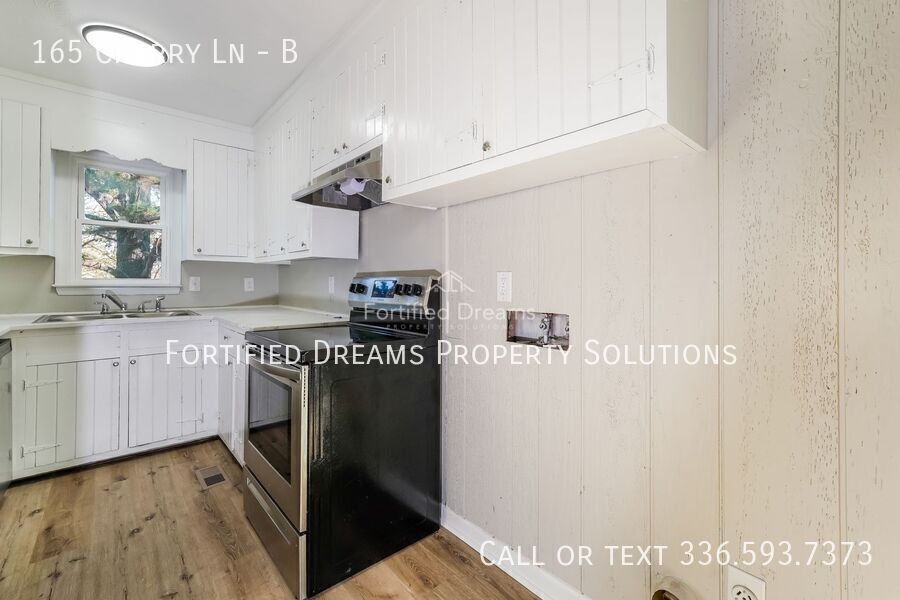 Building Photo - 165 Cherry Ln
