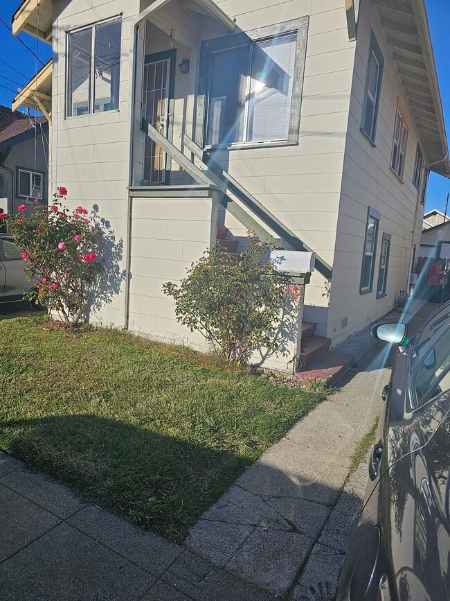 Building Photo - 726 2nd St