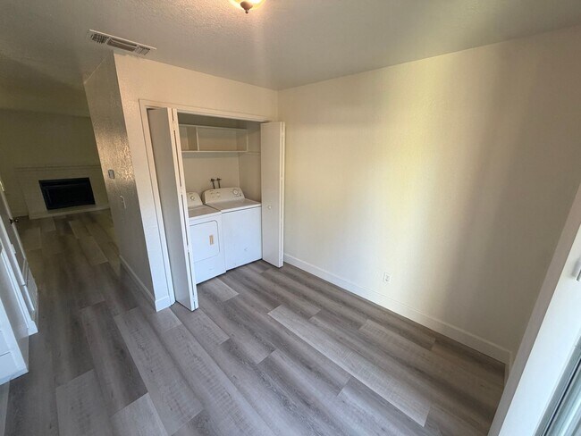 Building Photo - Beautiful 2 bedroom 1 bath Available today! Apply today!