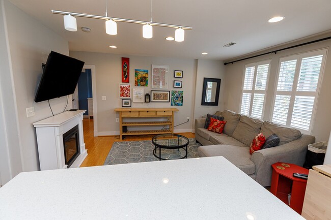 Building Photo - Bright One Bed Trinidad Rental Condo: Mode...