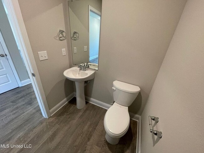 Building Photo - Large 4-bedroom home located in the South ...