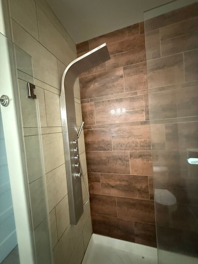 Building Photo - NE 3 Bdrm, 2 Bath, Gas Heat/Fireplace, Air...