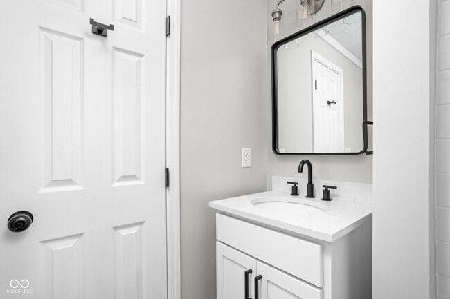 Building Photo - 413 E Caven St