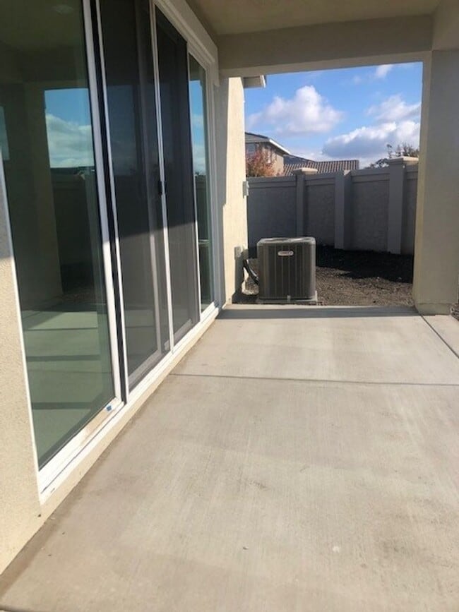 Building Photo - Single Story Stockton Home - Located in We...