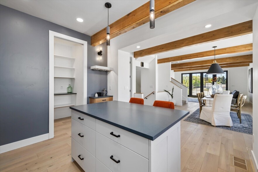 Building Photo - 614 N Avenue H Ave