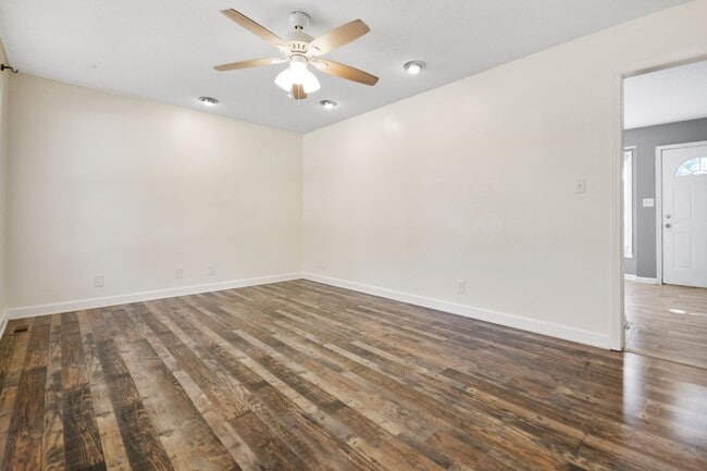 Building Photo - Updated Three Bedroom!