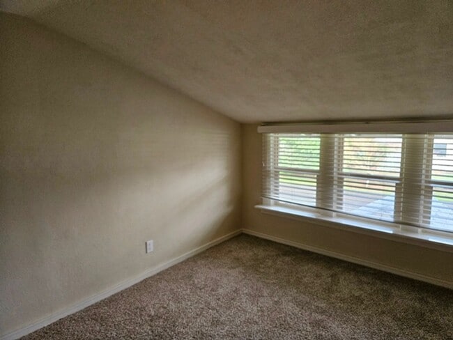 Building Photo - 4Bd/1Ba two story home - For viewing