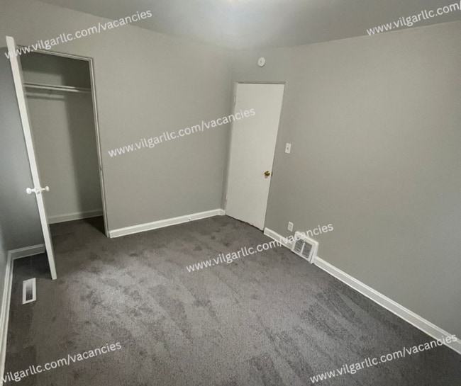 Building Photo - Spacious & Updated 2 large bedrooms & 2 fu...