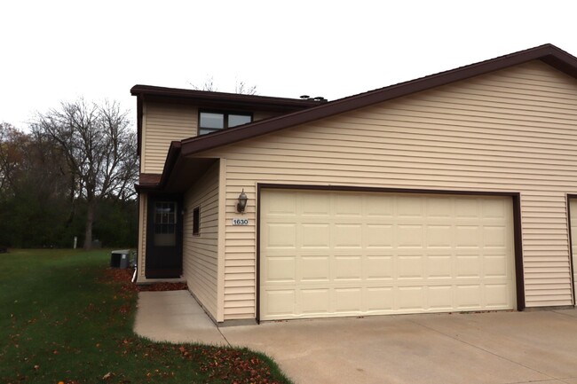 Building Photo - "Charming 3-Bed Duplex