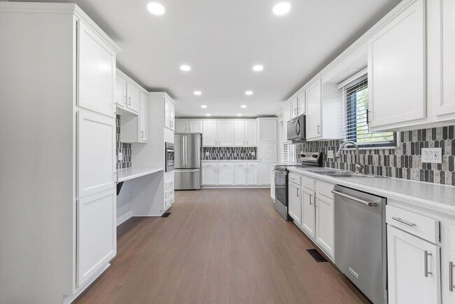Building Photo - 554 Pointview Dr
