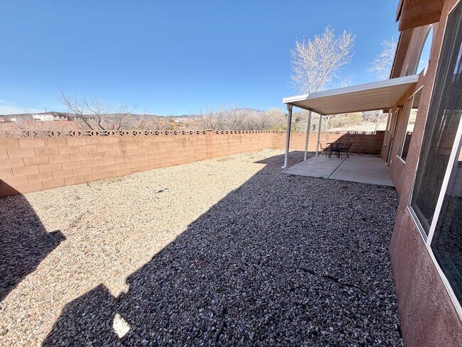 Building Photo - Charming 3 Bed 2 Bath + DEN/OFFICE Area!