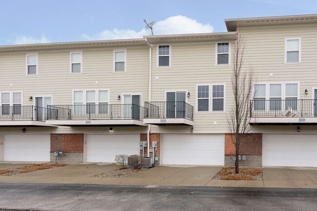 Building Photo - 3 Bedroom Townhome in Zionsville Schools