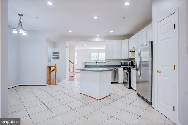 Building Photo - 4302 Day Lily Dr