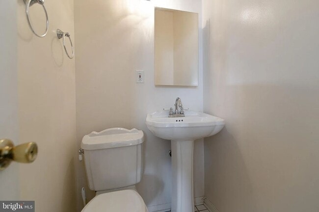 Building Photo - 933 Elm Rd