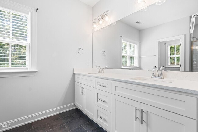 Building Photo - 148 E Battery Cir