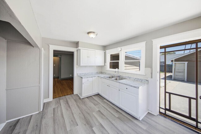 Building Photo - Classic Anaheim Living with Prime Location