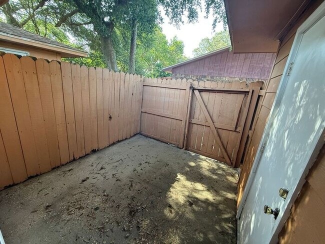 Building Photo - Gulf Breeze - Greenbriar Estates- 2 bedroom, 1 bathroom - water and lawn care included