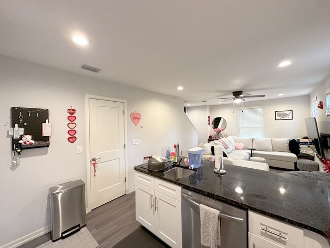 Building Photo - Porter's Parkside -  2 Bedroom, 2 Bathroom...