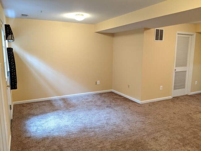 Building Photo - Townhouse in Spring Ridge community - OAKD...