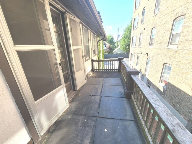 Building Photo - 2541 N Lake Dr