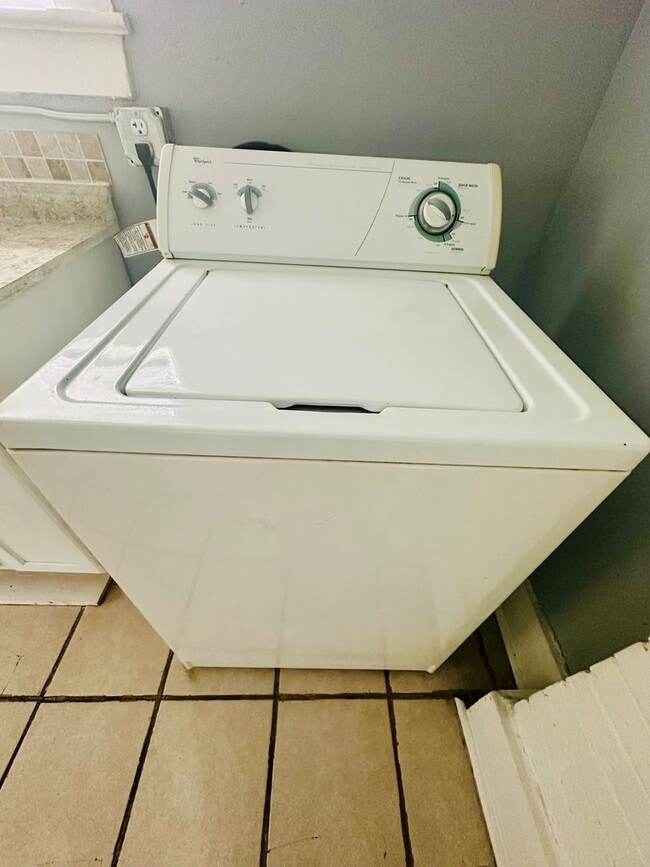 Building Photo - DOWNTOWN - 3 Bedroom/1 Bath - Located close to CFCC, downtown, riverwalk and restaurants