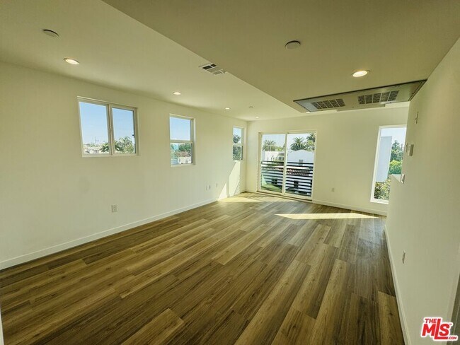 Building Photo - 231 E 85th St