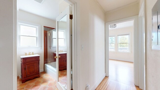 Building Photo - Charming 2 Bedroom Berkeley Unit Available!