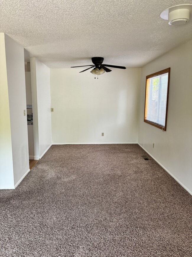 Building Photo - AVAILABLE IMMEDIATELY - LARGE 3 BED/2 BATH...