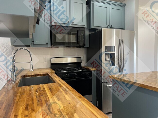 Building Photo - Charming 3 Bedroom