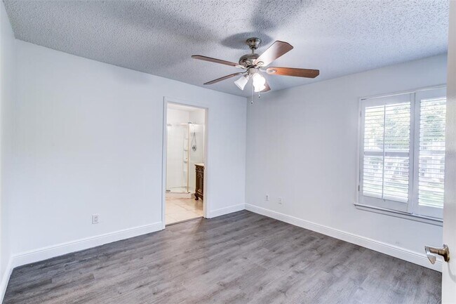 Building Photo - 2597 Grassy Point Dr