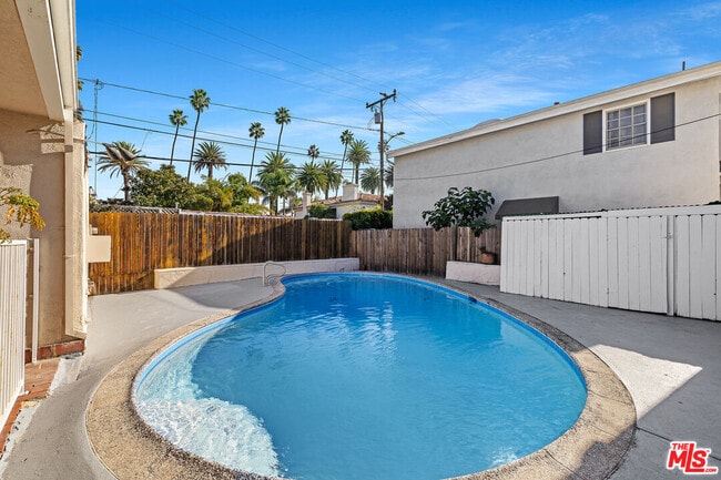 Building Photo - 312 S Maple Dr