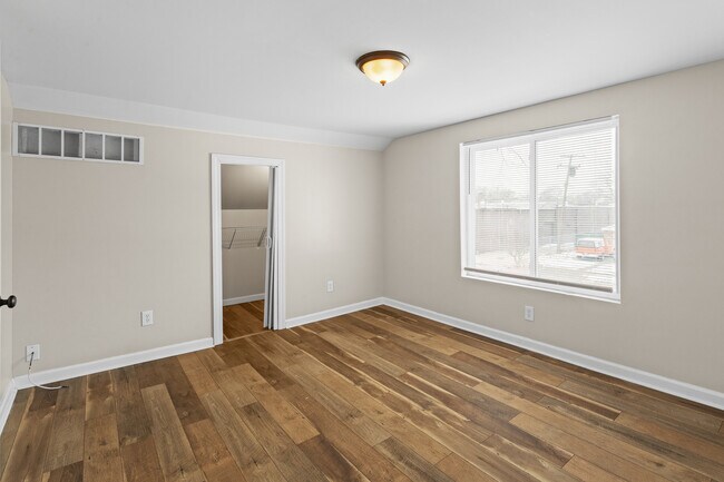 Building Photo - 34 E Elza Ave