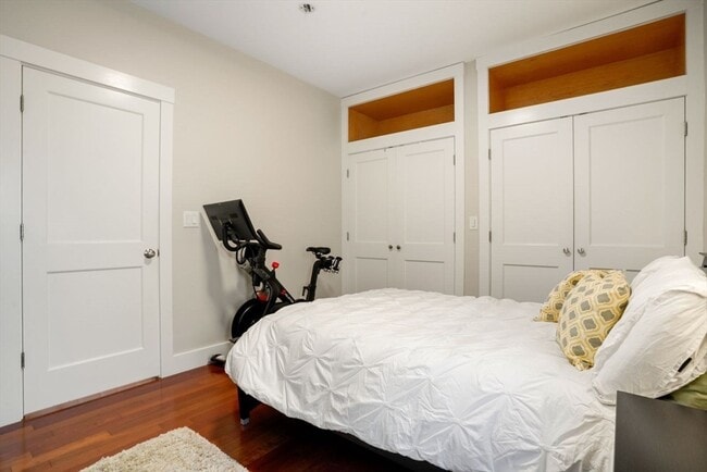 Building Photo - 596 E 2nd St