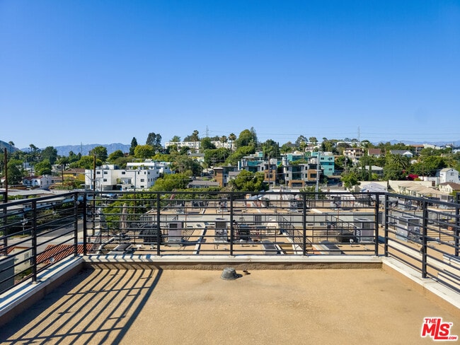 Building Photo - 2926 Rowena Ave